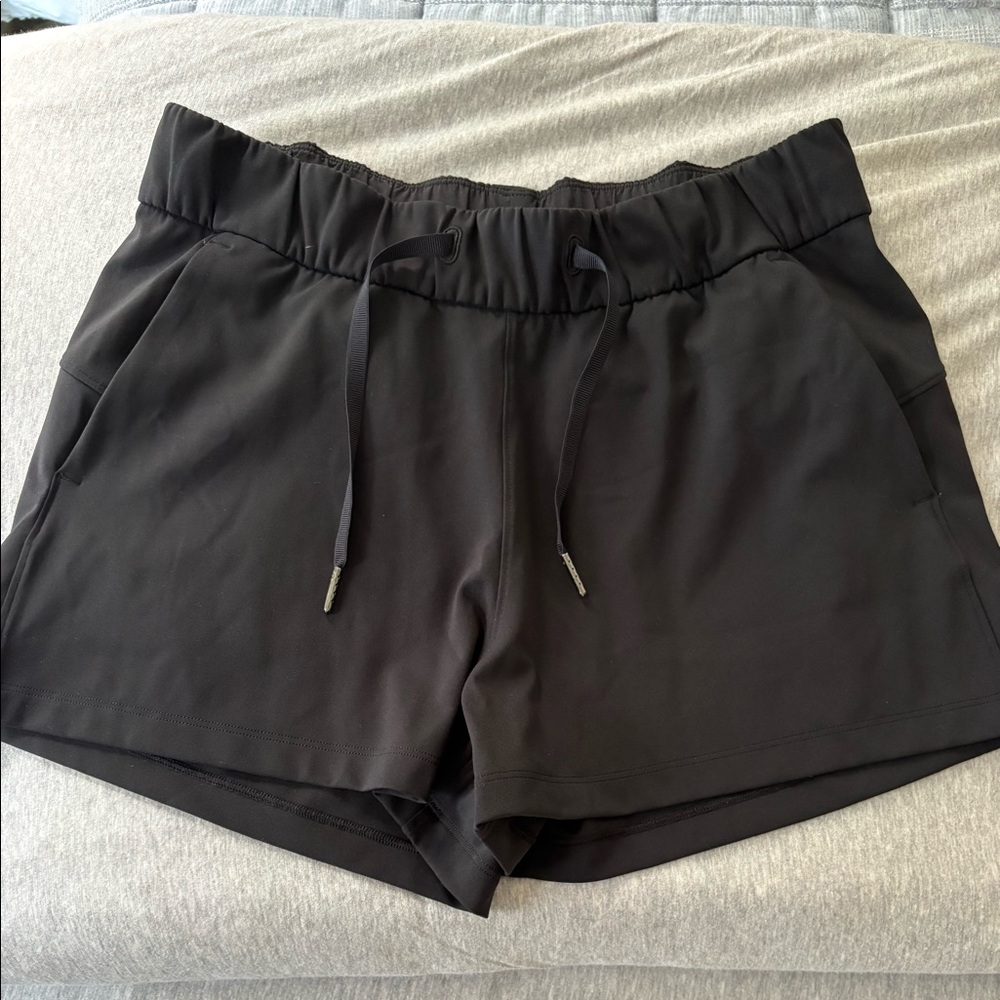 Lululemon On The Fly short size 6- like new!